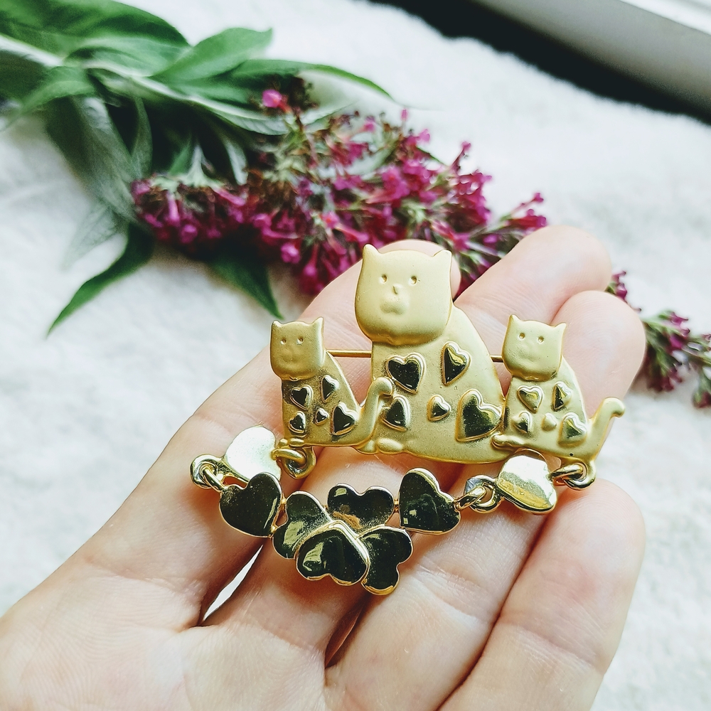 Vintage matte gold tone fanciful cat family & hearts brooch signed AJC, cat lady - Picture 3 of 5